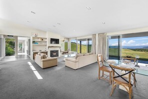 Télévision, cheminée