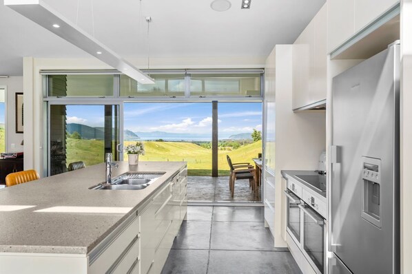 Microwave, oven, stovetop, dishwasher - Hepina Heights Retreat (Taupo)