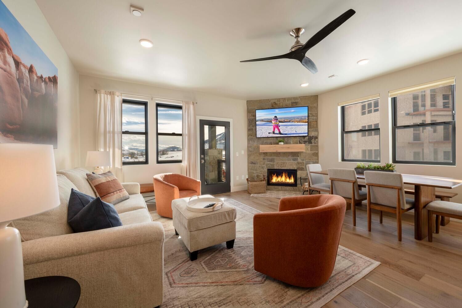 Stunning Luxury Condo, Lake & Slope Views, Gourmet Kitchen, Close to Gondola!