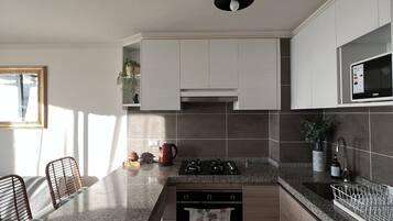 Microondas, horno, placa de cocina, tostadora