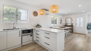 Réfrigérateur, micro-ondes, four, lave-vaisselle