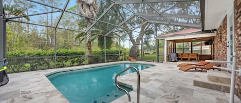 Una piscina al aire libre, una piscina climatizada
