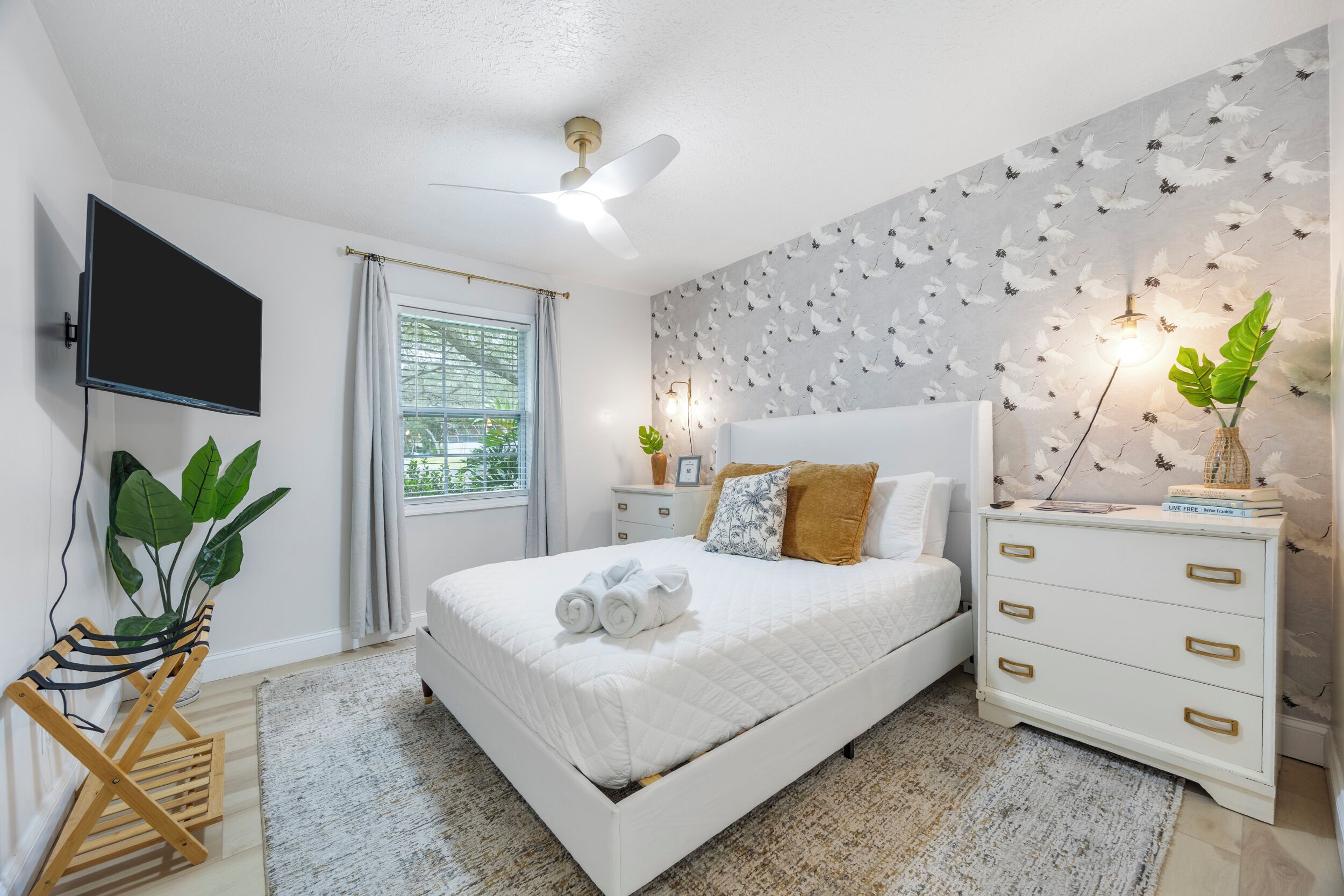 3 bedrooms, desk, iron/ironing board, travel crib