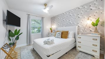 3 bedrooms, desk, iron/ironing board, travel crib