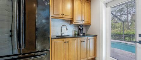 Frigorifero, microonde, forno, piano cottura