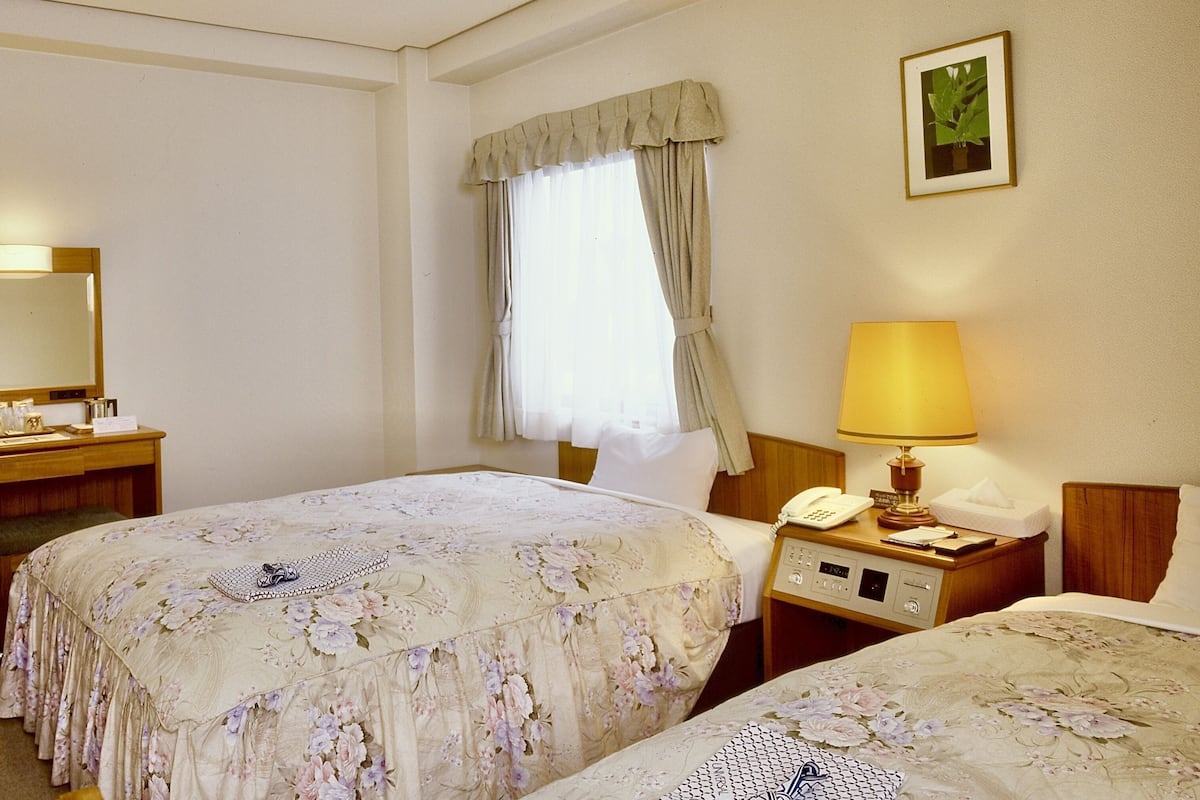 Twin Room, Smoking (1)