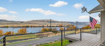 A place to GATHER on the Mighty Snake.  SPACIOUS 5 bedroom, Hot Tub and VIEW! 