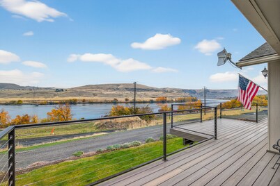 5BR Snake River View Retreat, Hot Tub, Sleeps 13, Steps to River Path.