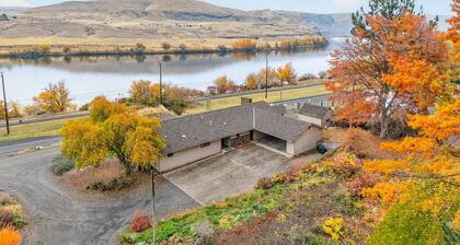 A place to GATHER on the Mighty Snake. SPACIOUS 5 bedroom, Hot Tub and VIEW!