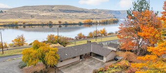 A place to GATHER on the Mighty Snake. SPACIOUS 5 bedroom, Hot Tub and VIEW!