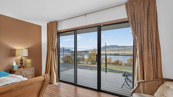 5 bedrooms, desk, iron/ironing board, travel crib