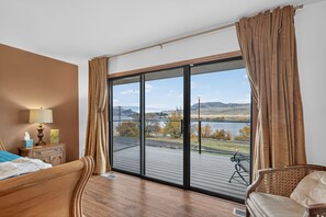 5 soverom, skrivebord, strykejern/-brett og reiseseng for barn