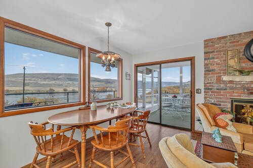 A place to GATHER on the Mighty Snake.  SPACIOUS 5 bedroom, Hot Tub and VIEW! 