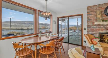 A place to GATHER on the Mighty Snake. SPACIOUS 5 bedroom, Hot Tub and VIEW!