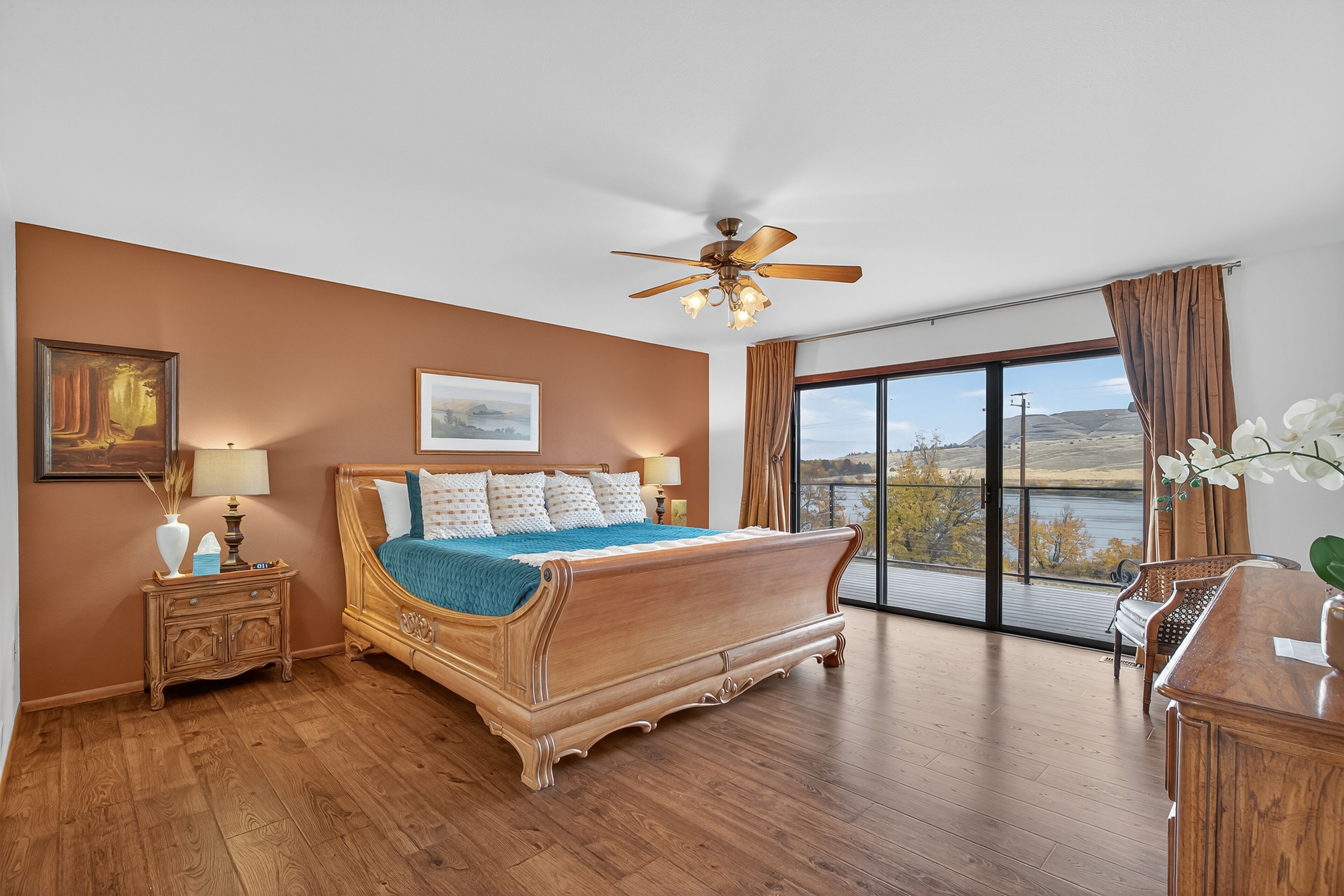 5 dormitoris, escriptori i planxa i posts de planxar 