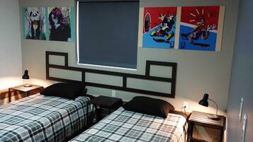 Habitación básica doble | Decoración personalizada y espacio para trabajar con laptop