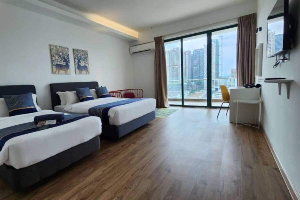 Classic Triple Room | 1 bedroom, desk, blackout curtains, iron/ironing board