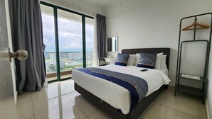 Une chambre d’hôtel avec un grand lit, un bureau et une vue sur la ville.