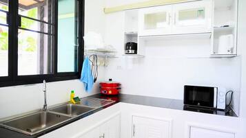 Geladeira, micro-ondas, cooktop, torradeira