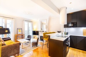 Geladeira, micro-ondas, fogão, lava-louças