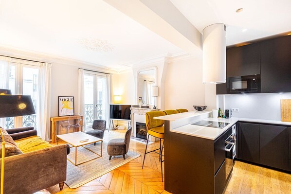 Kylskåp, mikrovågsugn, ugn och diskmaskin