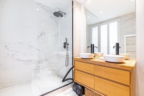 Chuveiro, secador de cabelo, toalhas de banho