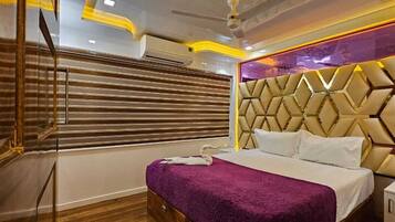 Desk, soundproofing, free WiFi, bed sheets