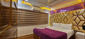 Een bureau, geluiddichte muren, gratis wifi, beddengoed