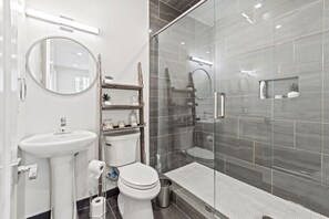 Dusche, Haartrockner, Handtücher, Seife