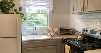 The Writers Nest
Peaceful studio apartment near historic downtown