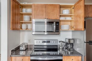 Fridge, microwave, oven, stovetop - Delightful Central Square 2BR w/ Gym, nr Foodie Area, by Blueground (Cambridge)