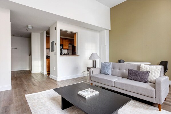 TV, stereo - Delightful Central Square 2BR w/ Gym, nr Foodie Area, by Blueground (Cambridge)