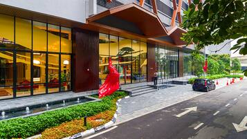 Vista frontal de la propiedad