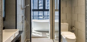 Separate bathtub and shower, free toiletries, hair dryer, bidet - Scarletz Suites by Travelet Experience (Kuala Lumpur)