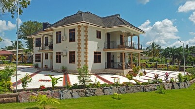Spencer Villa Sleeps 10 with Pool