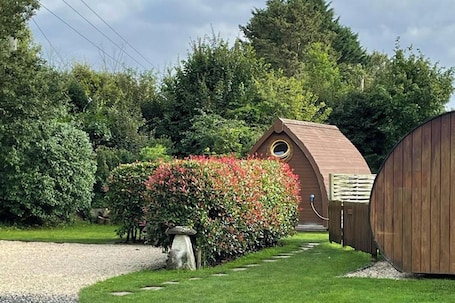 Property grounds. Cabin - Sleeps 2 - Parking - Stonehenge Close