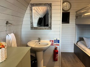 1 bedroom, WiFi, bed sheets, wheelchair access - Deluxe Glamping Pod with Hot Tub in Frodsham (Frodsham)