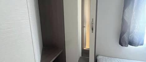 2 bedrooms, iron/ironing board, WiFi