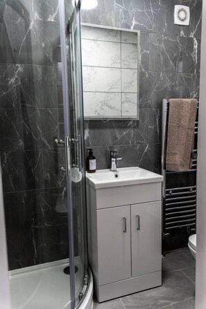 Chuveiro, secador de cabelo, toalhas de banho 