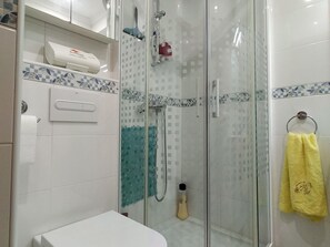 Een douche, een haardroger, handdoeken