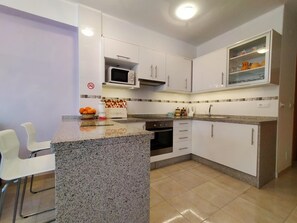 Kylskåp, mikrovågsugn, kaffe- och tebryggare och brödrost