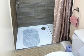 Dusj, hårføner og håndklær