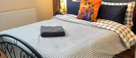 6 عدّة غرف نوم ومكواة/لوح كي وواي فاي وملاءات أسرّة