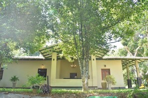 Exterior - Charming & historical 3-Bed Bungalow in Hikkaduwa (Hikkaduwa)