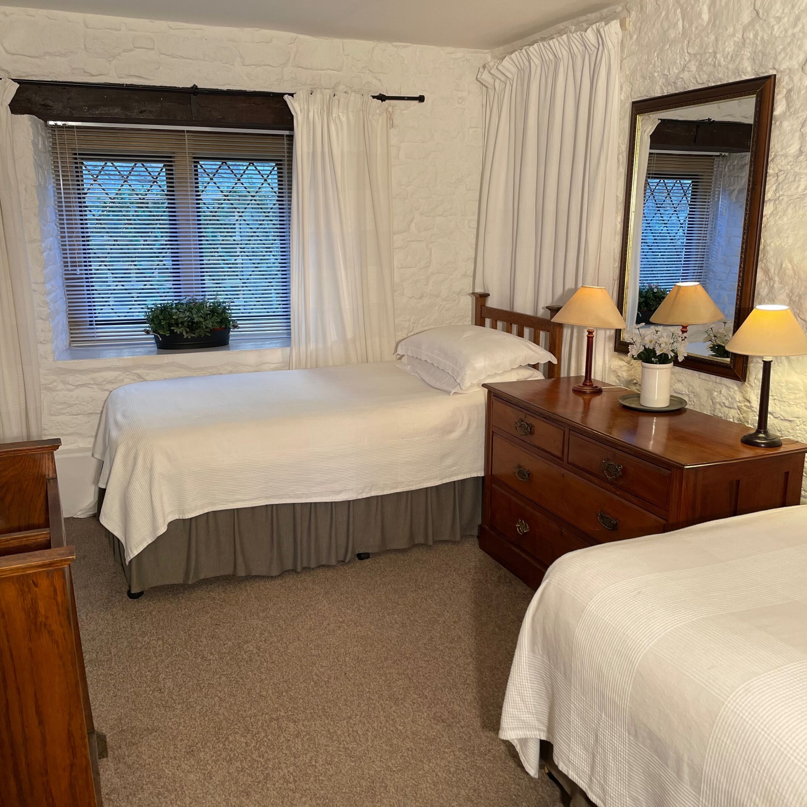 4 bedrooms, iron/ironing board, WiFi, bed sheets