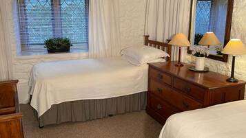 4 bedrooms, iron/ironing board, WiFi, bed sheets