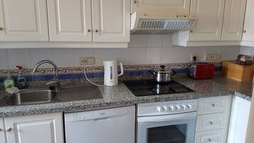 Een koelkast, een magnetron, een oven, een kookplaat