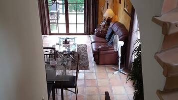 Een televisie, een open haard en een stereo