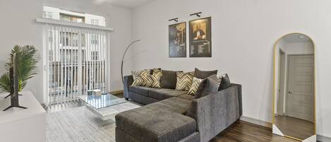 Smart TV, chimenea, biblioteca musical y monitor de computadora