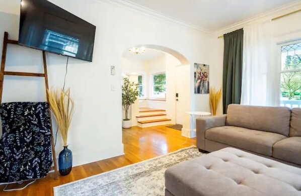 Smart TV - Historic Olympia Home in the heart of Olympia. Close to everything. (Olympia)